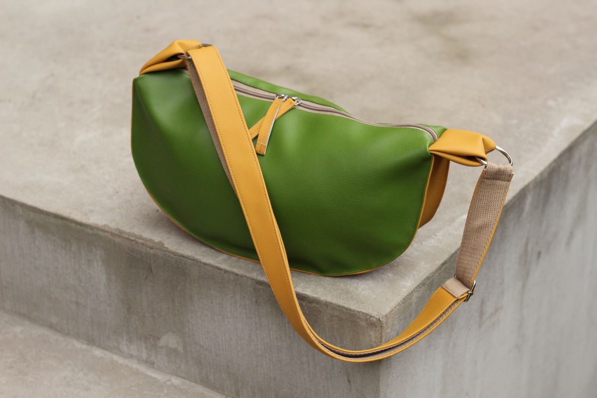 Pusmėnulio formos rankinė