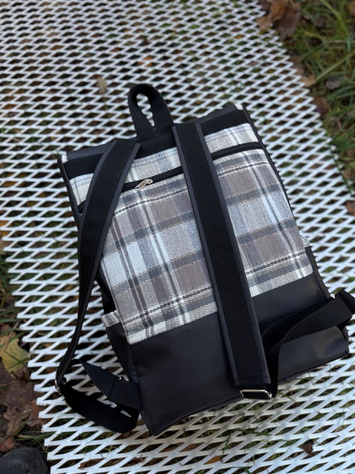 Kuprinė su karabinais