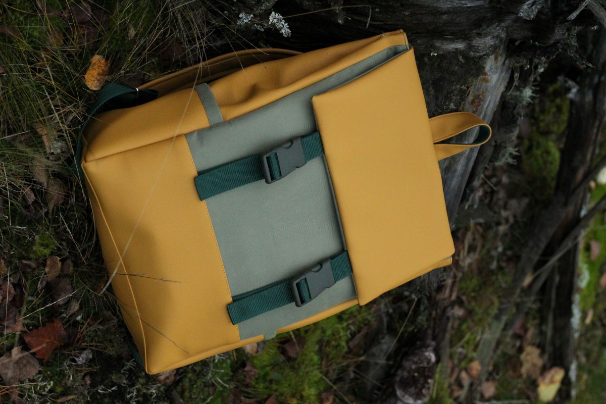 Kuprinė su plastikiniais užsegimais 