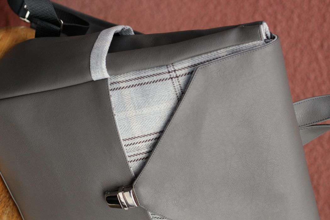 Kuprinė su spynelės užsegimu