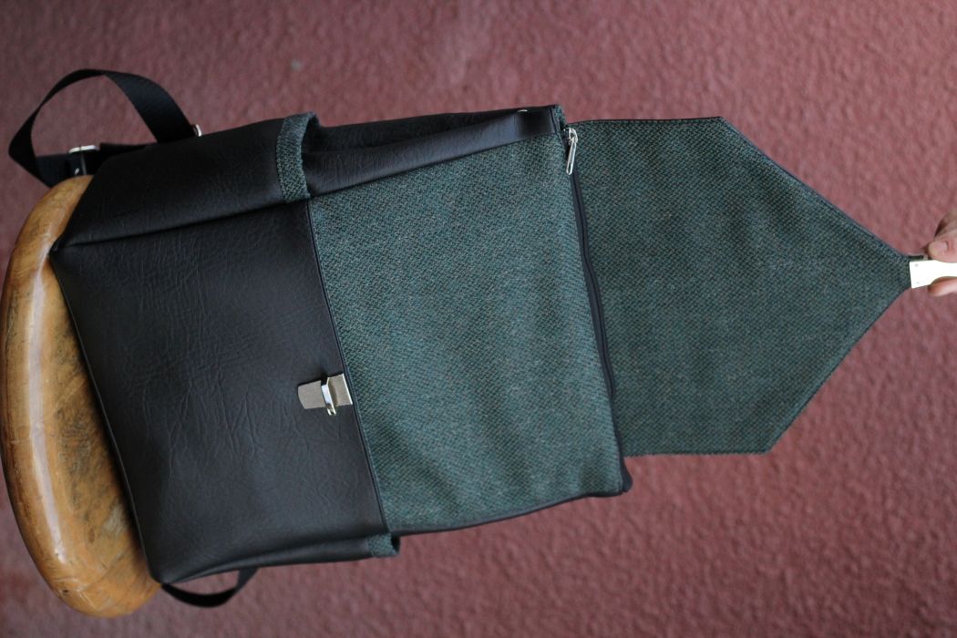 Kuprinė su spynelės užsegimu