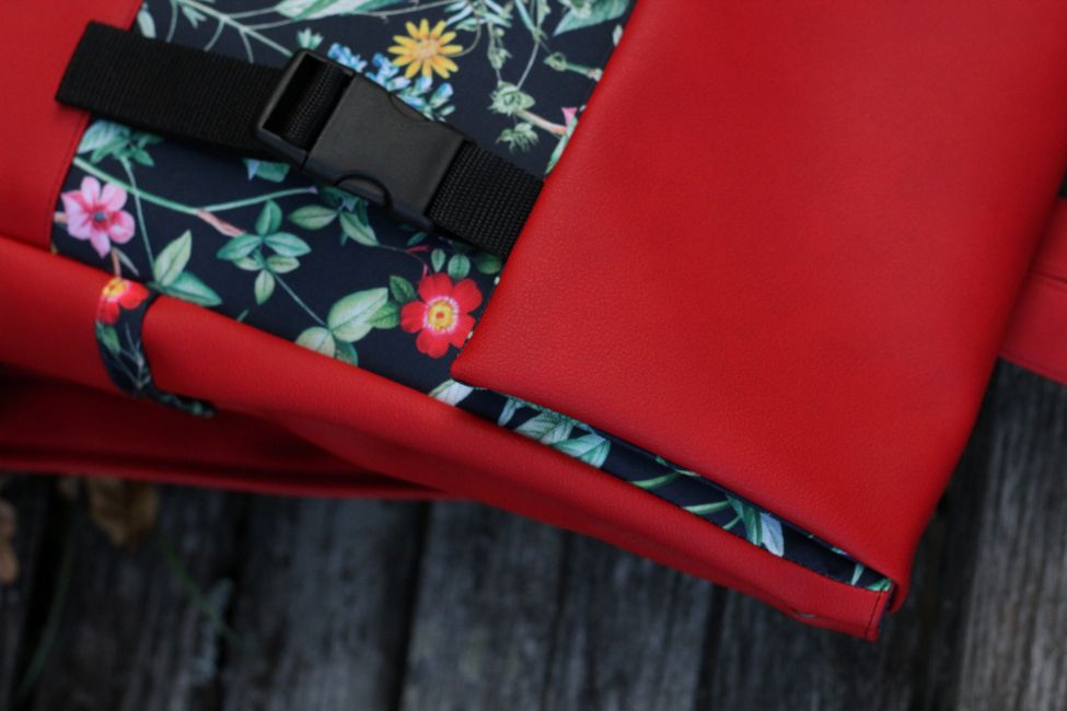 Kuprinė su plastikiniais užsegimais 