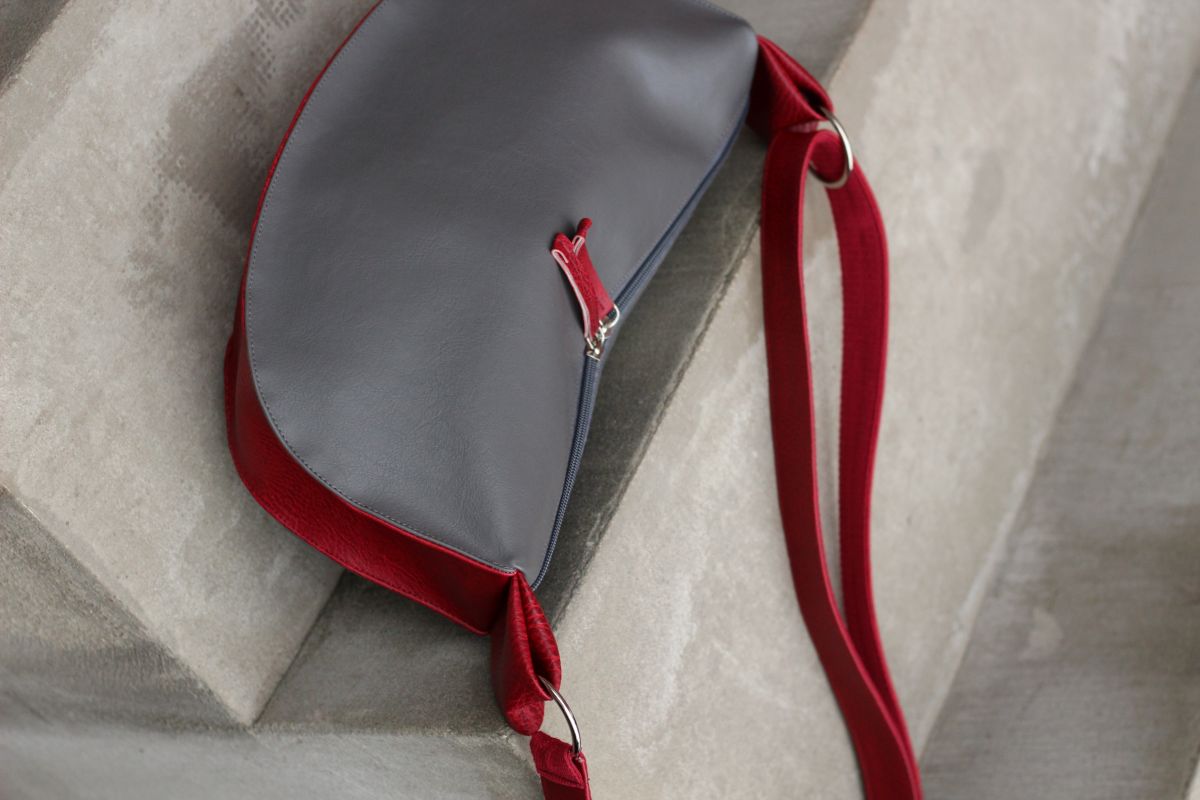 Pusmėnulio formos rankinė