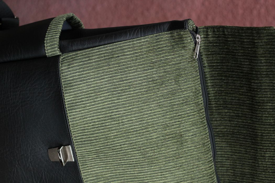 Kuprinė su spynelės užsegimu