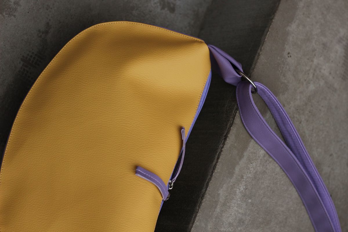 Pusmėnulio formos rankinė