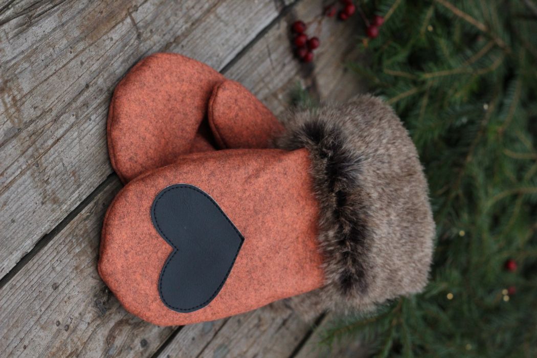 Pirštinės su širdelės aplikacija