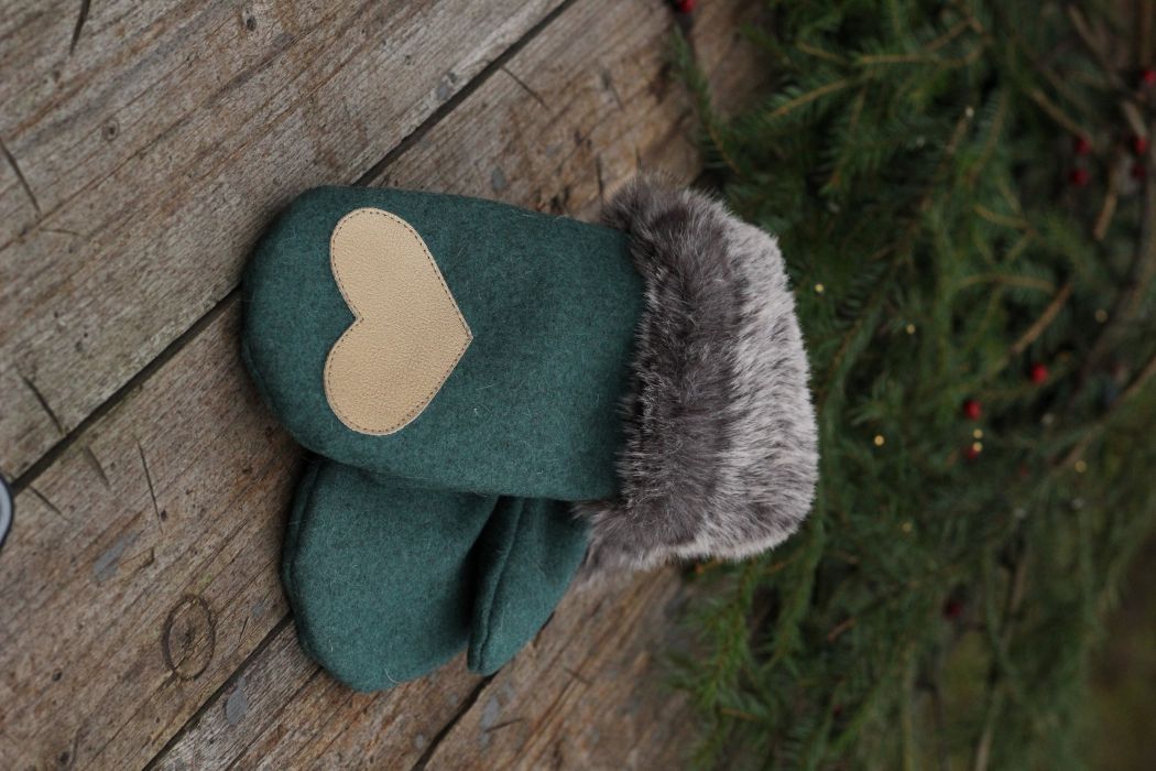 Pirštinės su širdelės aplikacija