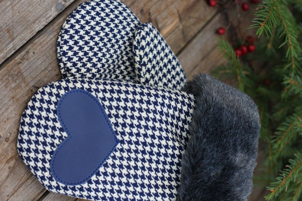 Pirštinės su širdelės aplikacija