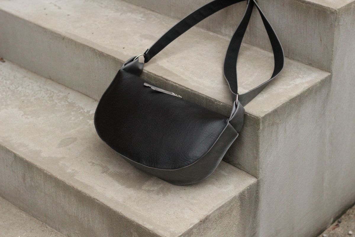 Pusmėnulio formos rankinė