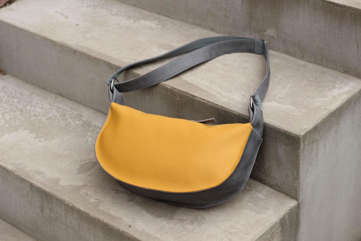 Pusmėnulio formos rankinė