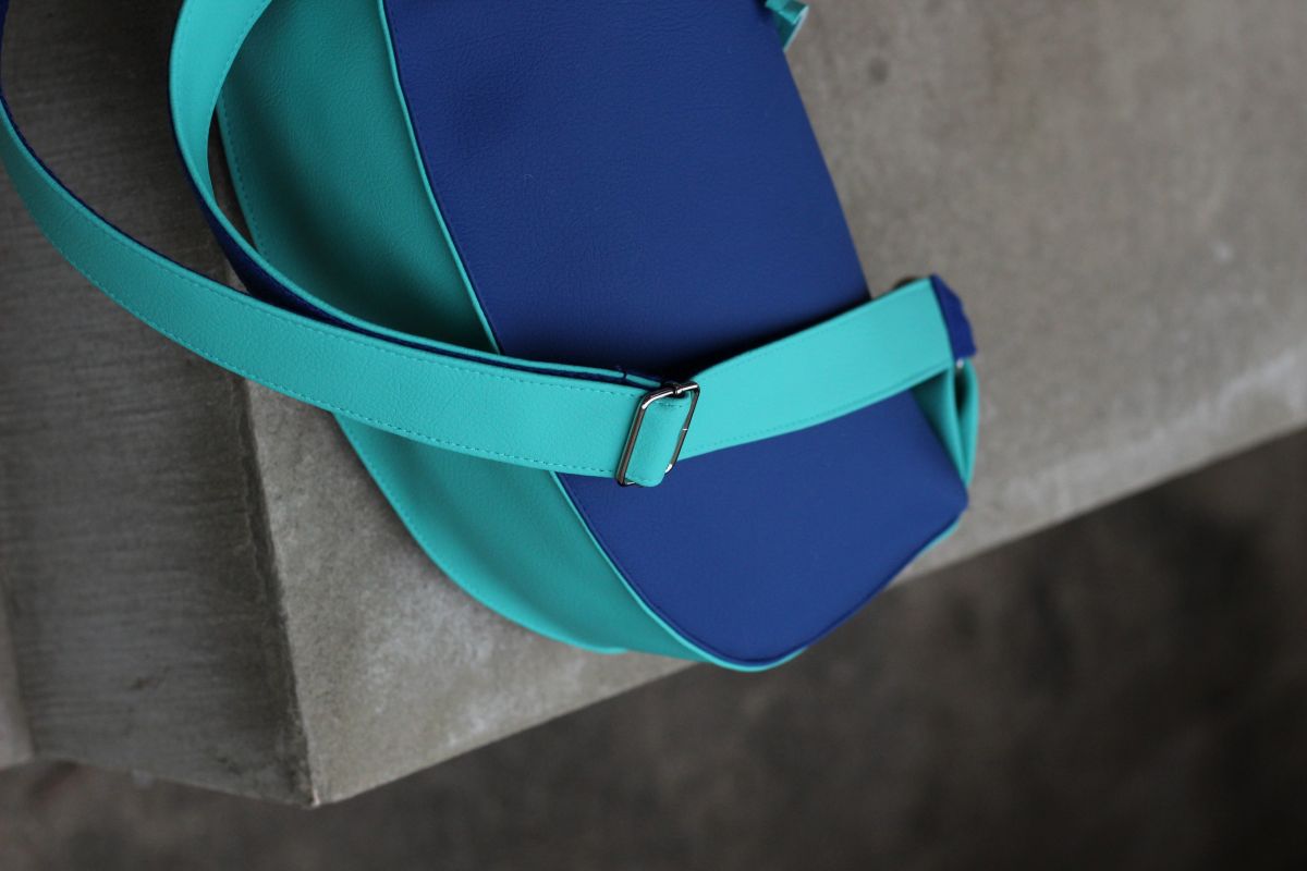 Pusmėnulio formos rankinė