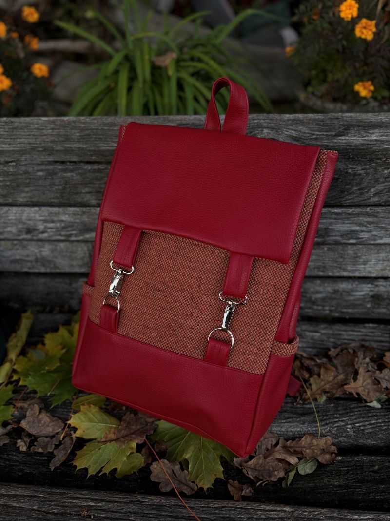 Kuprinė su karabinais