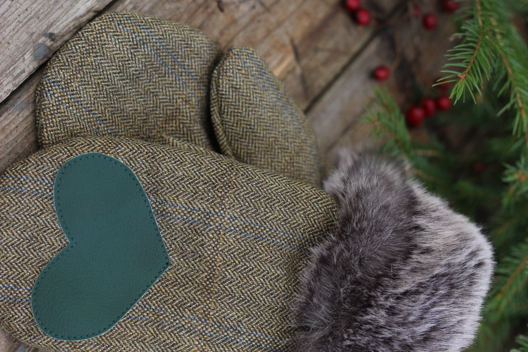 Pirštinės su širdelės aplikacija