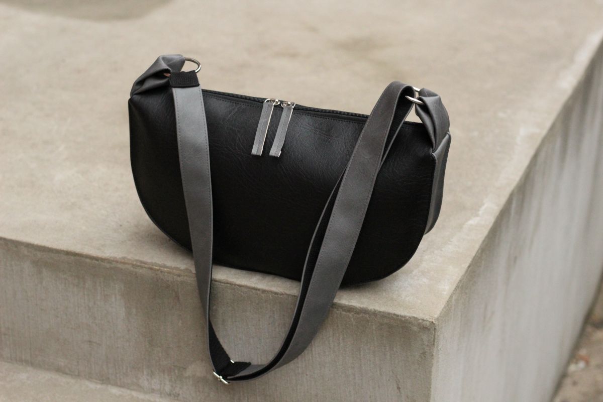 Pusmėnulio formos rankinė