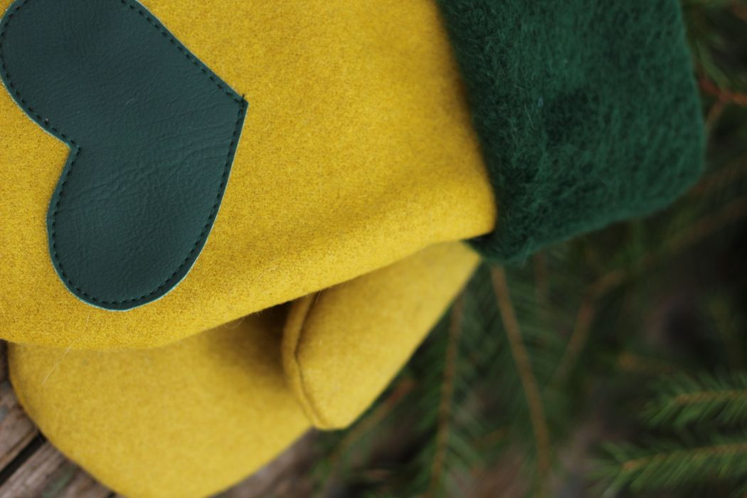 Pirštinės su širdelės aplikacija