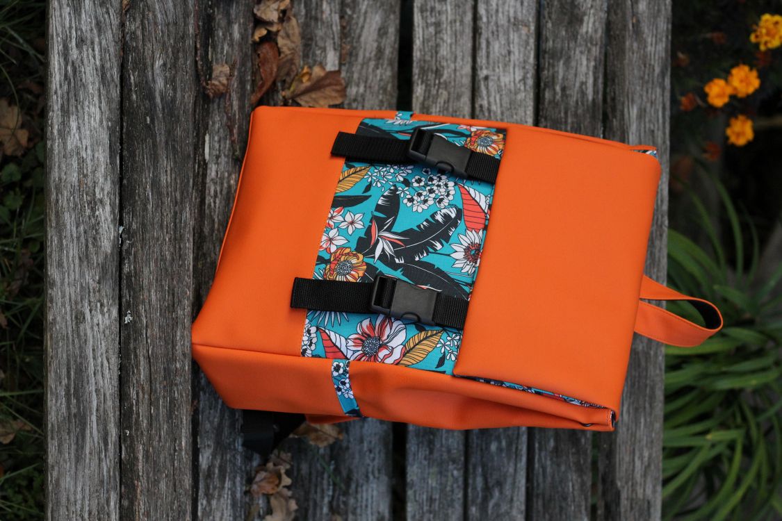 Kuprinė su plastikiniais užsegimais 