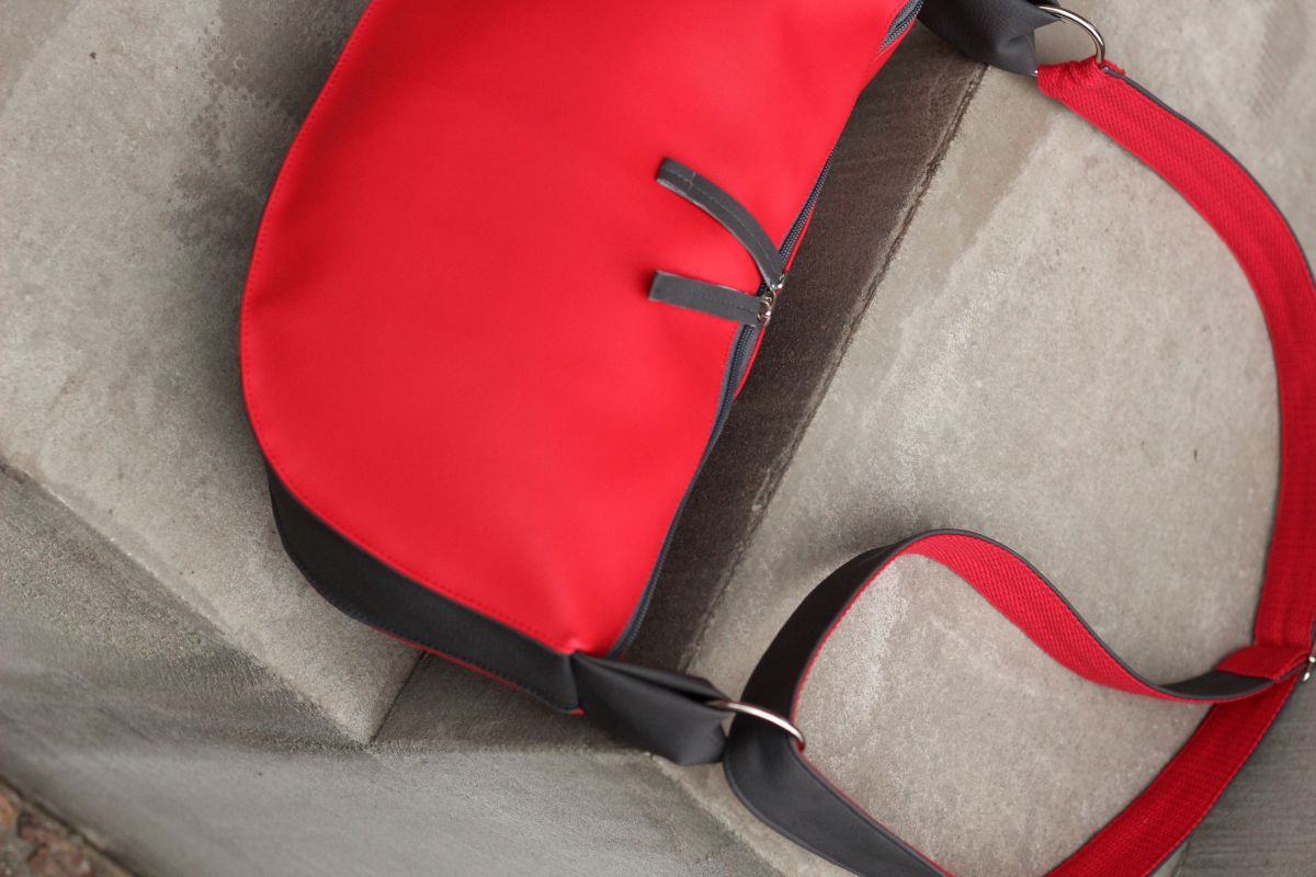 Pusmėnulio formos rankinė