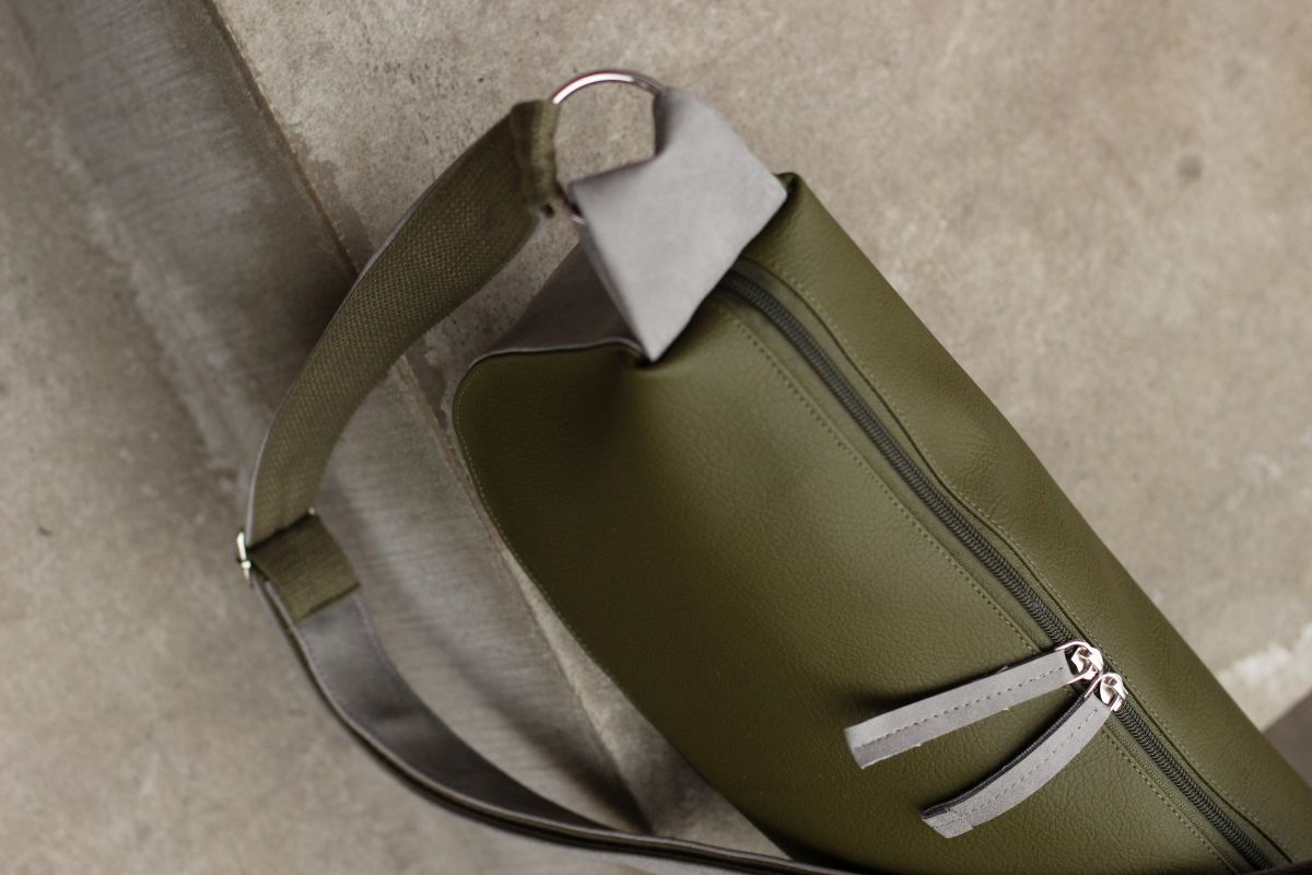 Pusmėnulio formos rankinė