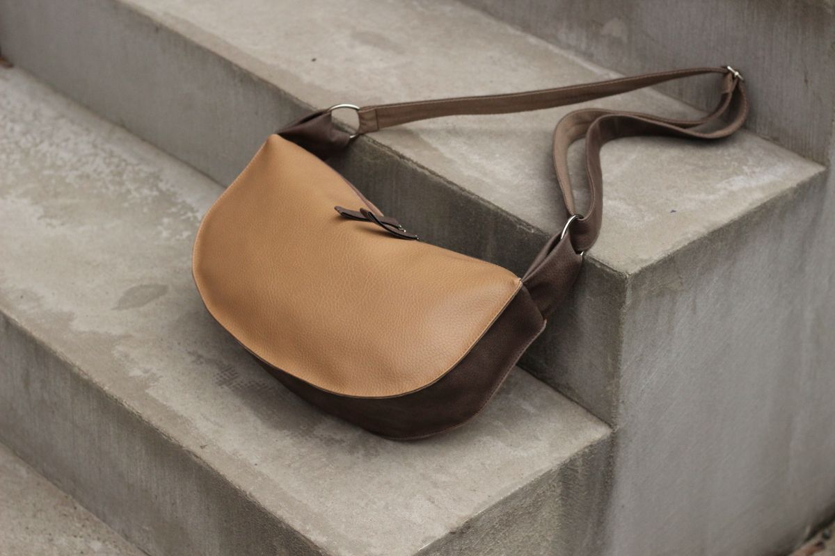 Pusmėnulio formos rankinė