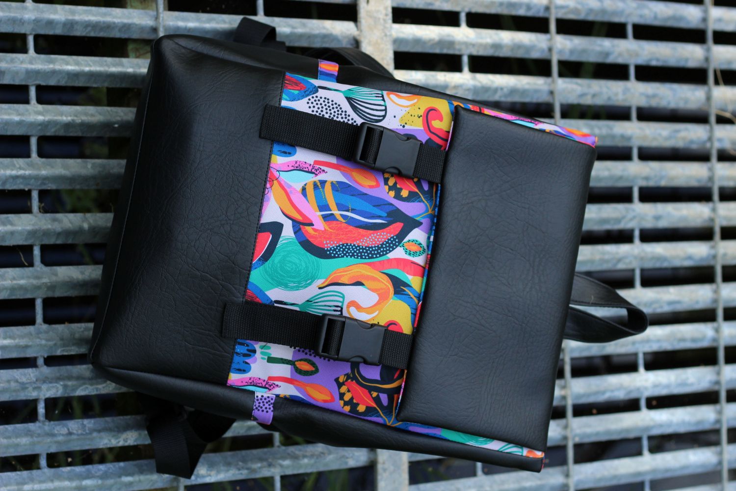 Kuprinė su plastikiniais užsegimais