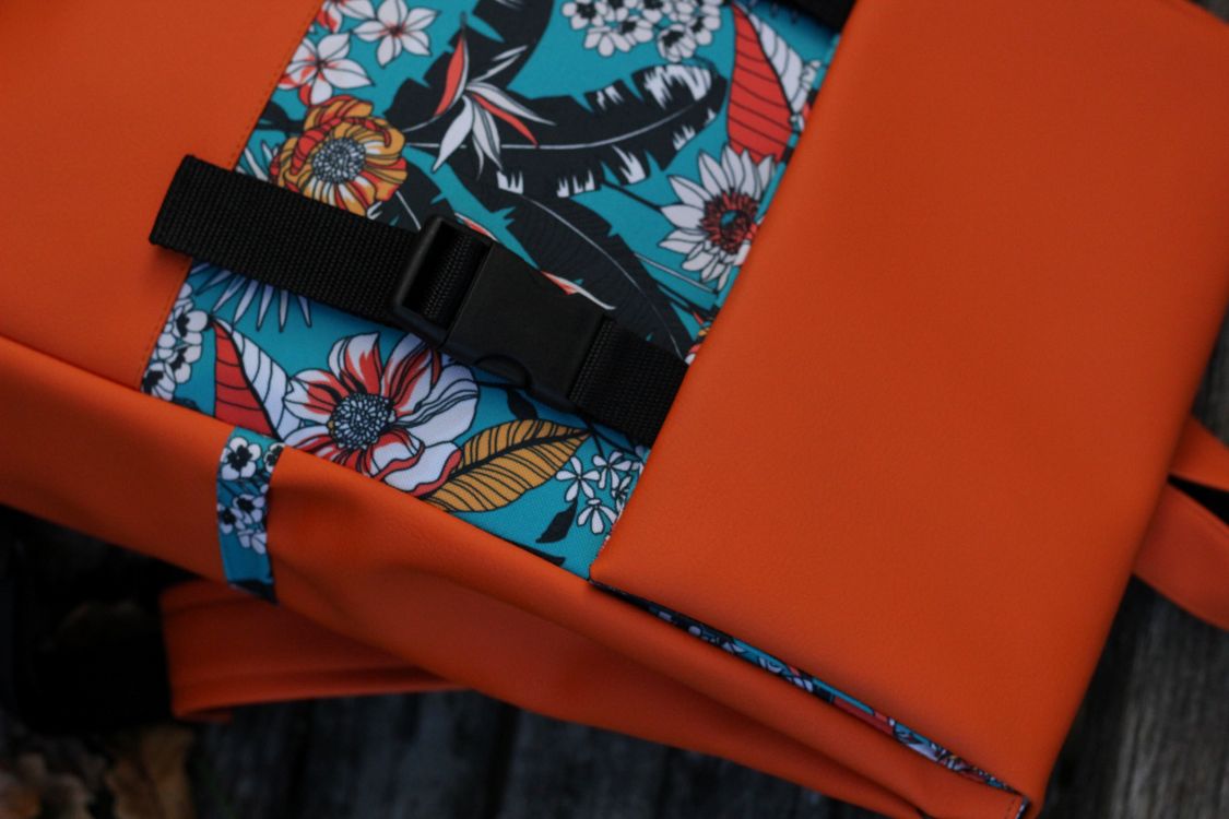 Kuprinė su plastikiniais užsegimais 