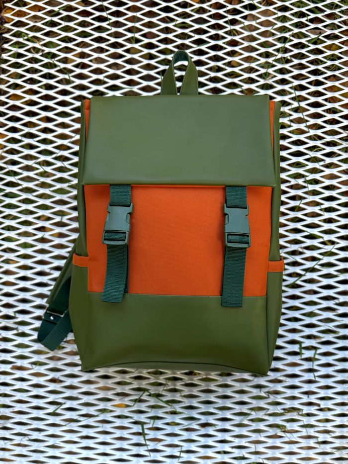 Kuprinė su plastikiniais užsegimais 