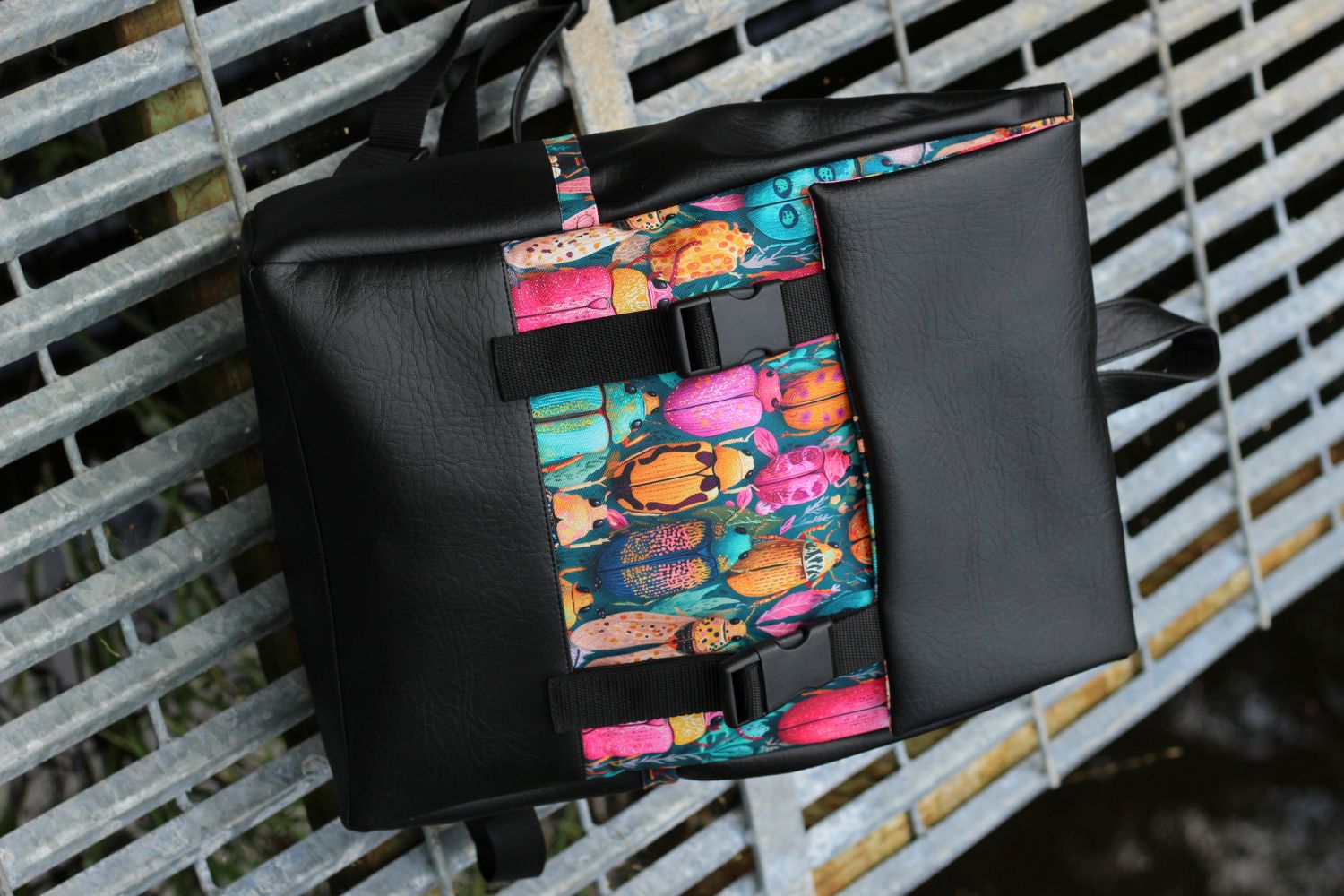 Kuprinė su plastikiniais užsegimais 