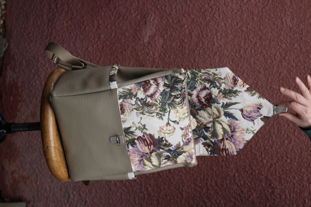 Kuprinė su spynelės užsegimu