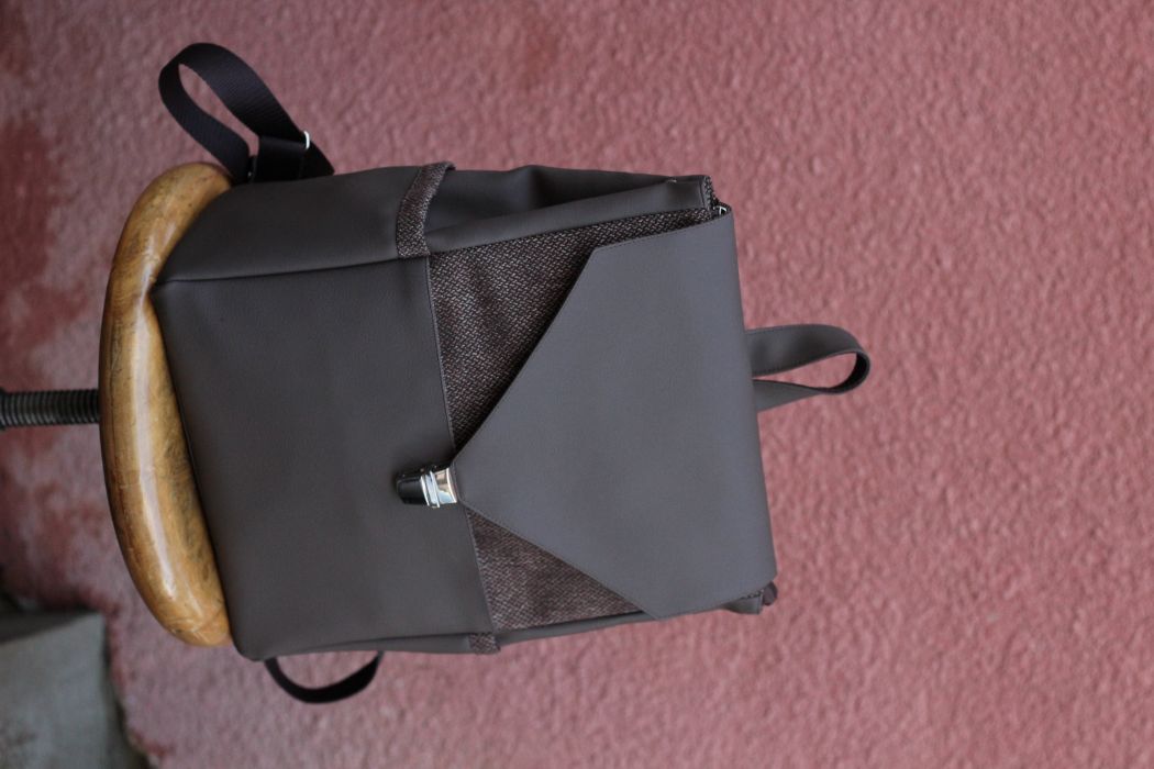 Kuprinė su spynelės užsegimu