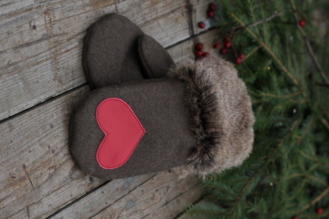 Pirštinės su širdelės aplikacija