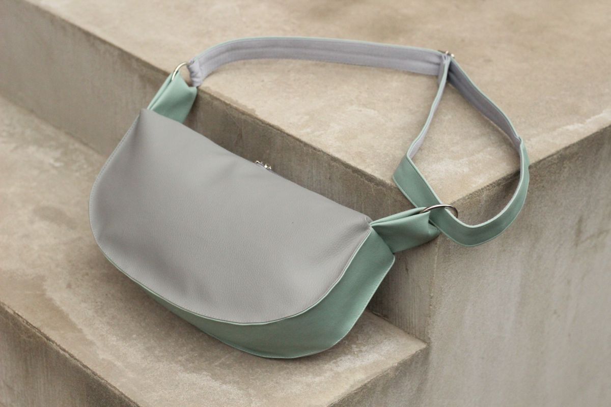 Pusmėnulio formos rankinė