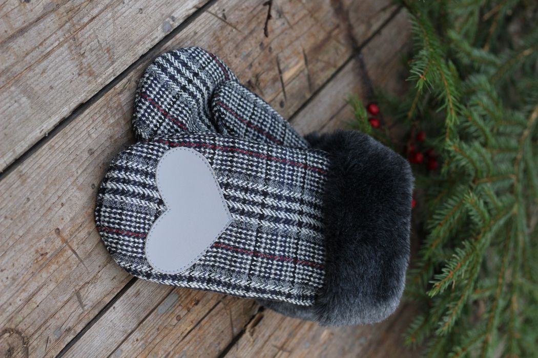 Pirštinės su širdelės aplikacija