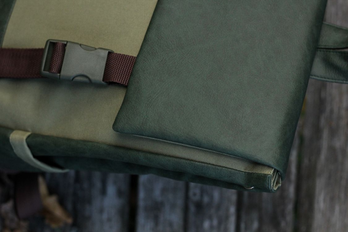 Kuprinė su plastikiniais užsegimais 