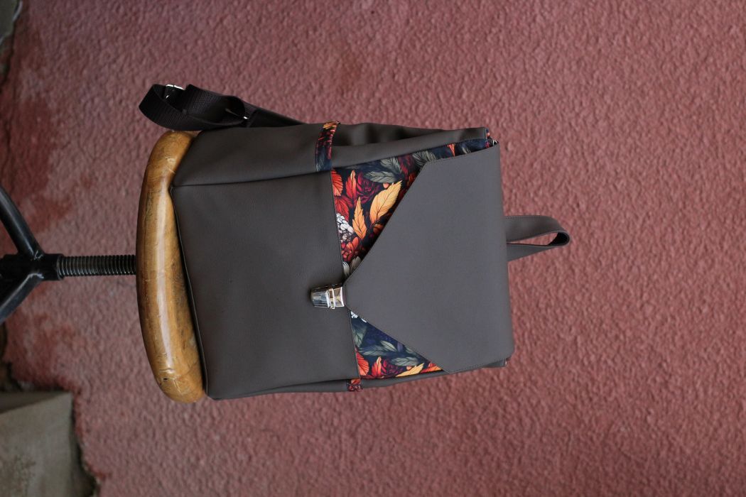 Kuprinė su spynelės užsegimu