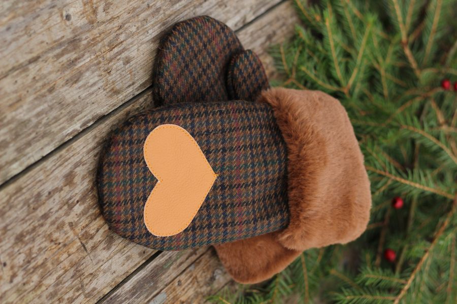 Pirštinės su širdelės aplikacija