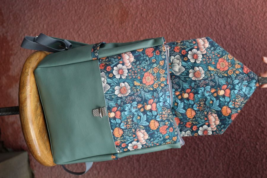 Kuprinė su spynelės užsegimu