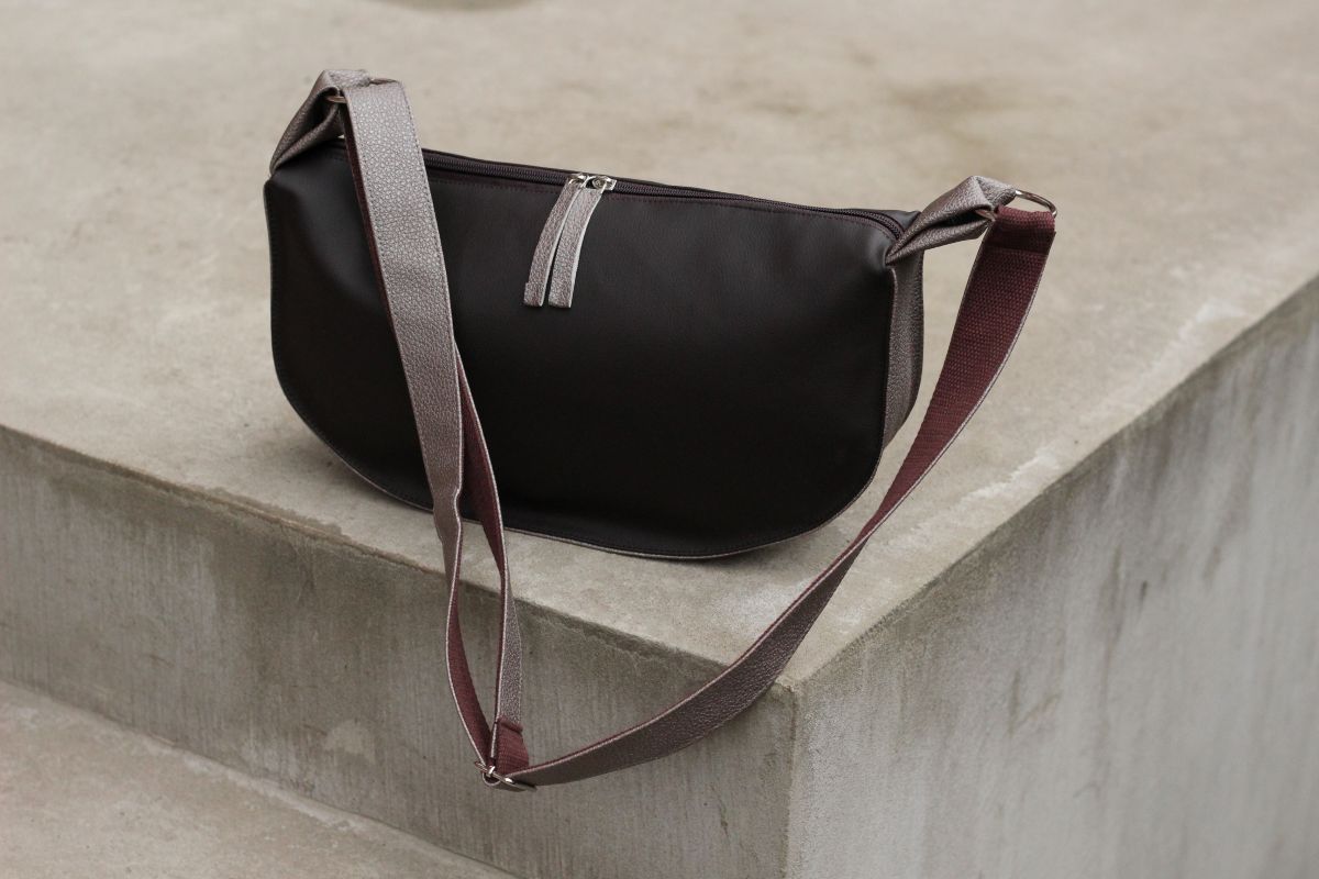 Pusmėnulio formos rankinė