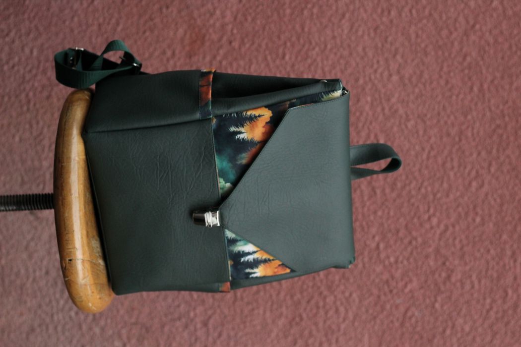 Tamsiai žalios odos kuprinė su spynelės užsegimu