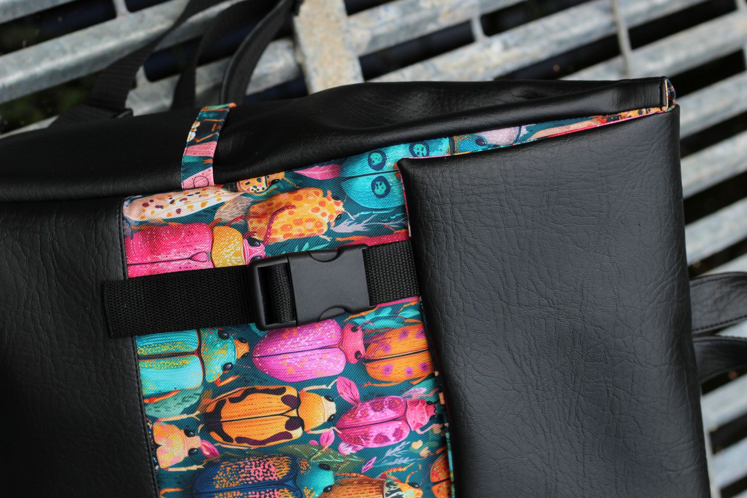 Kuprinė su plastikiniais užsegimais 