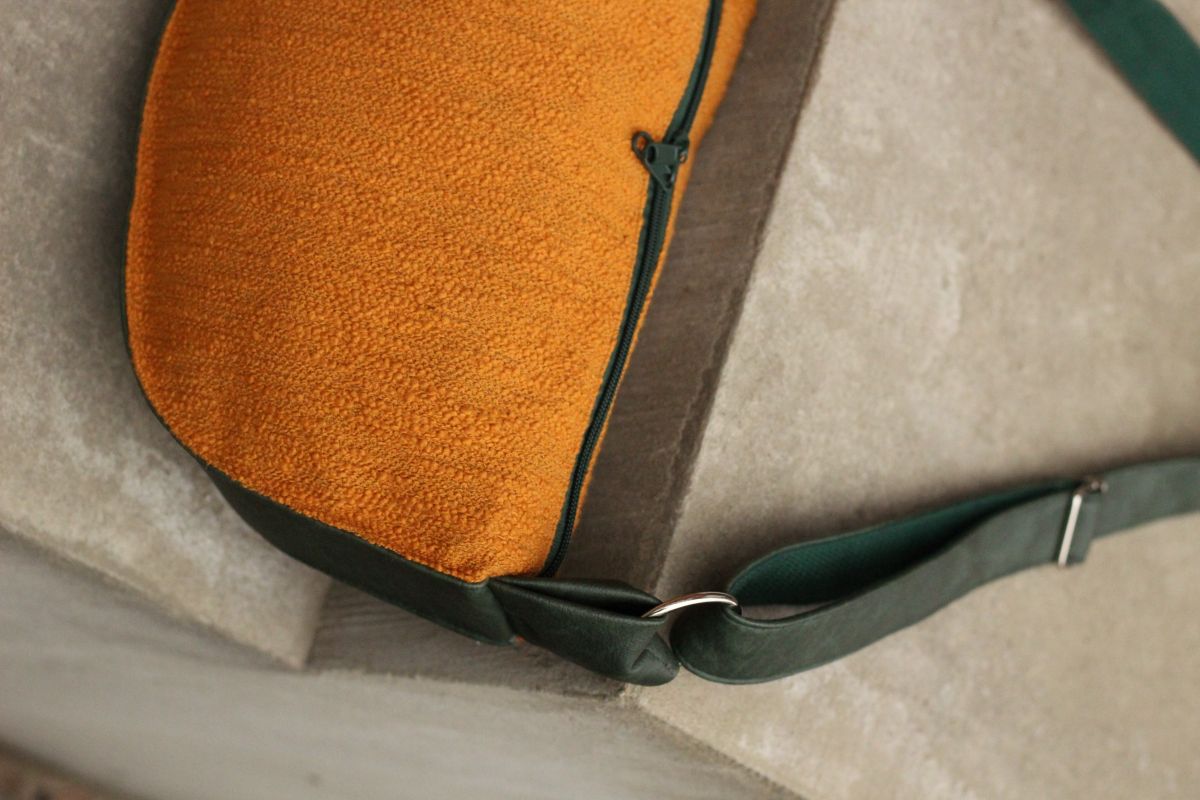 Pusmėnulio formos rankinė