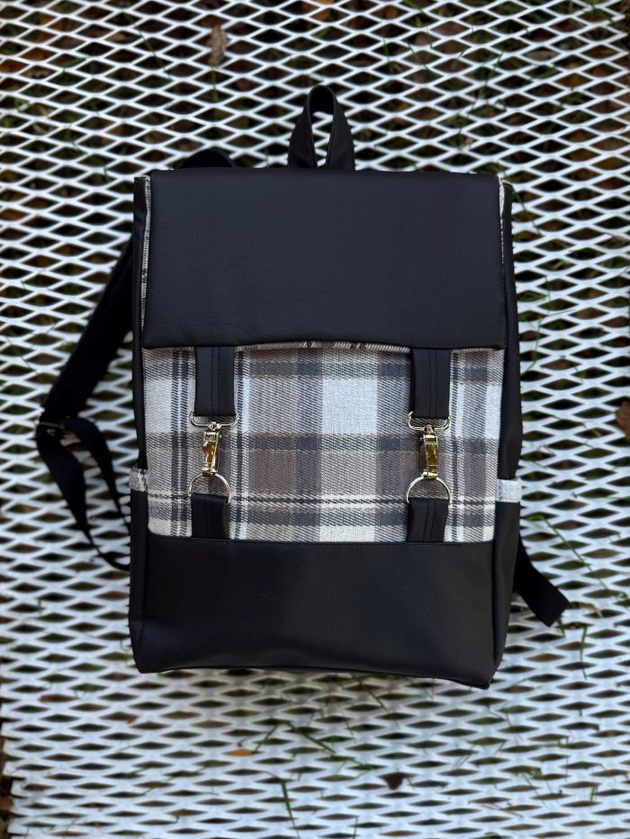 Kuprinė su karabinais