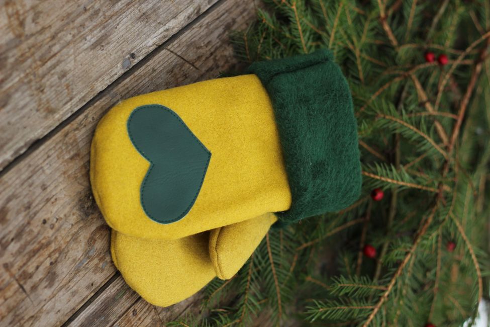 Pirštinės su širdelės aplikacija