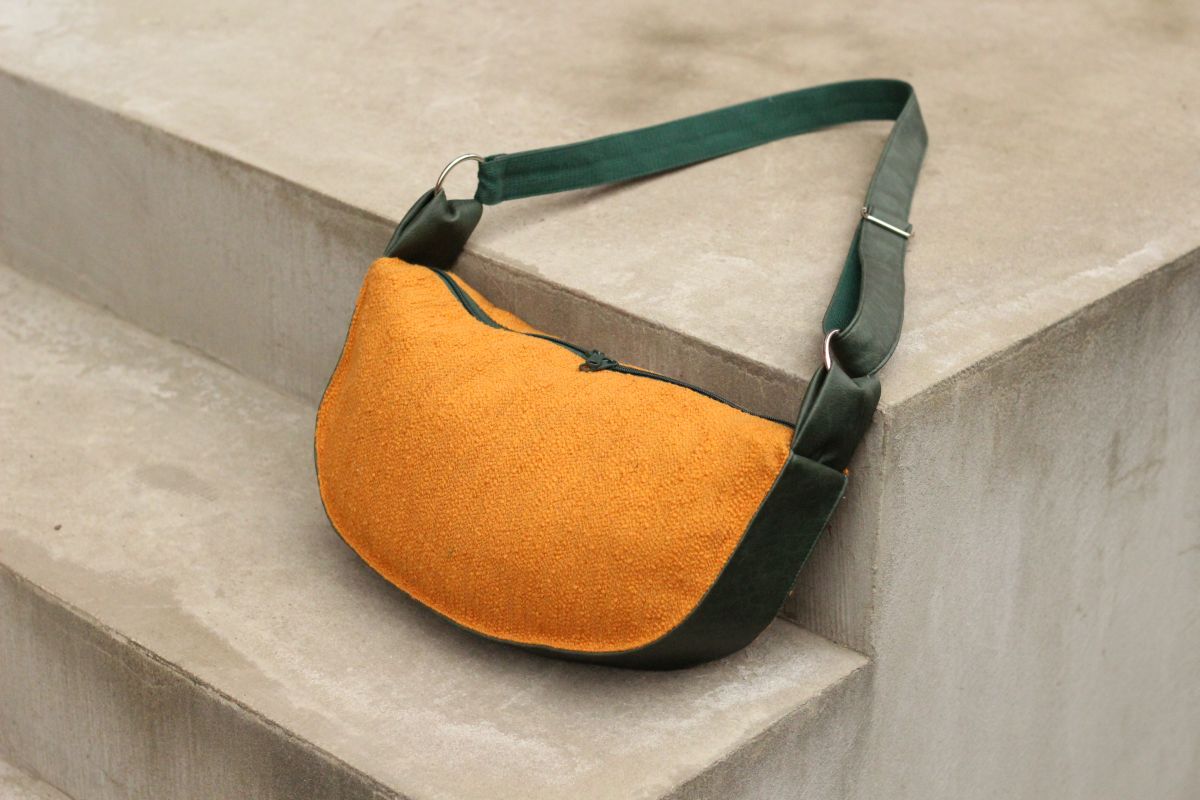 Pusmėnulio formos rankinė