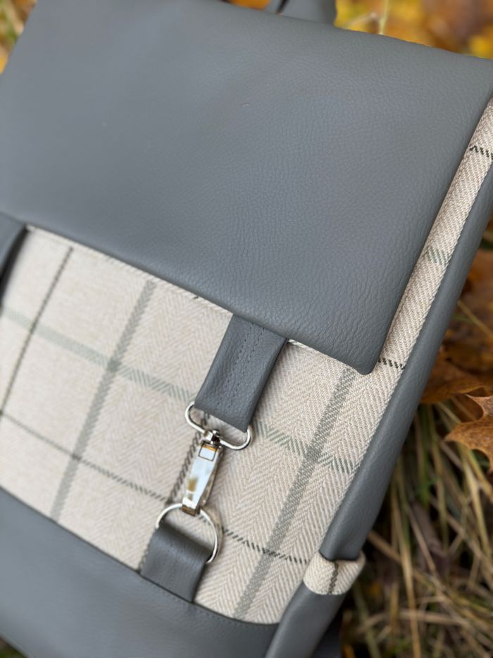 Kuprinė su karabinais