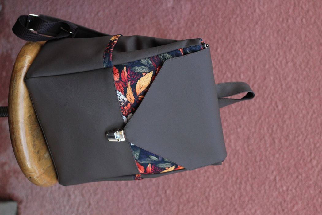 Kuprinė su spynelės užsegimu