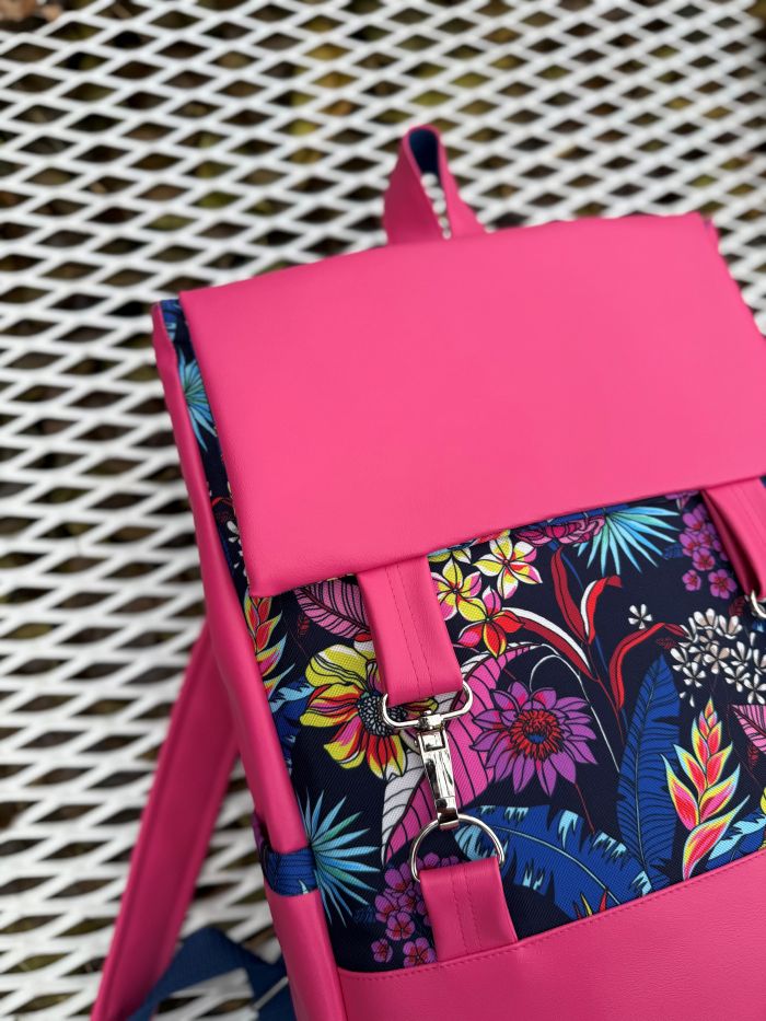 Kuprinė su karabinais