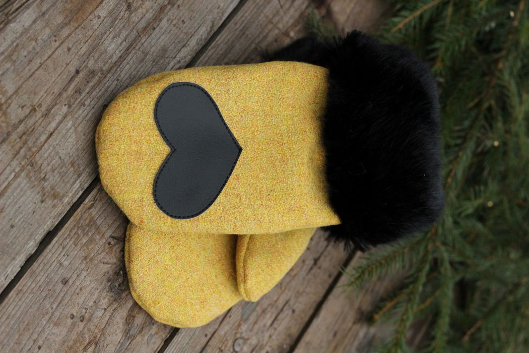 Pirštinės su širdelės aplikacija