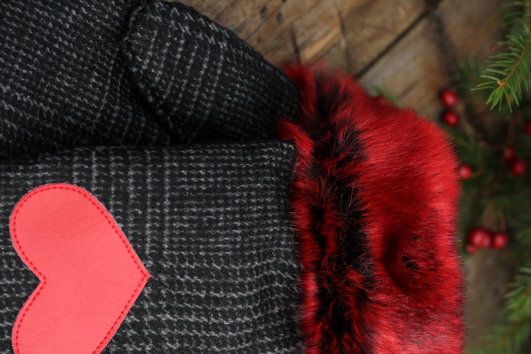 Pirštinės su širdelės aplikacija