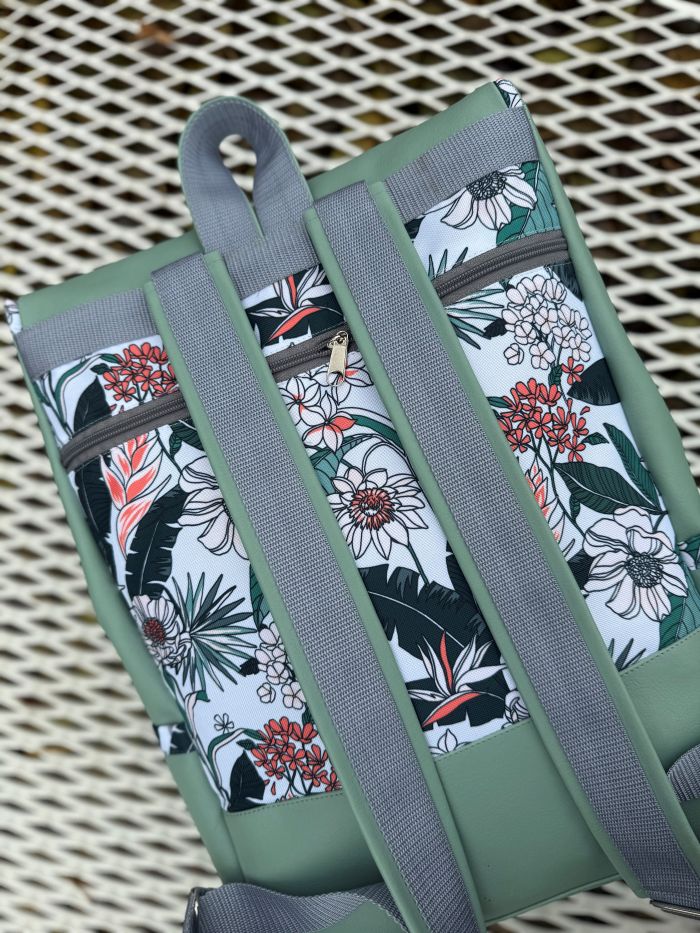 Kuprinė su karabinais