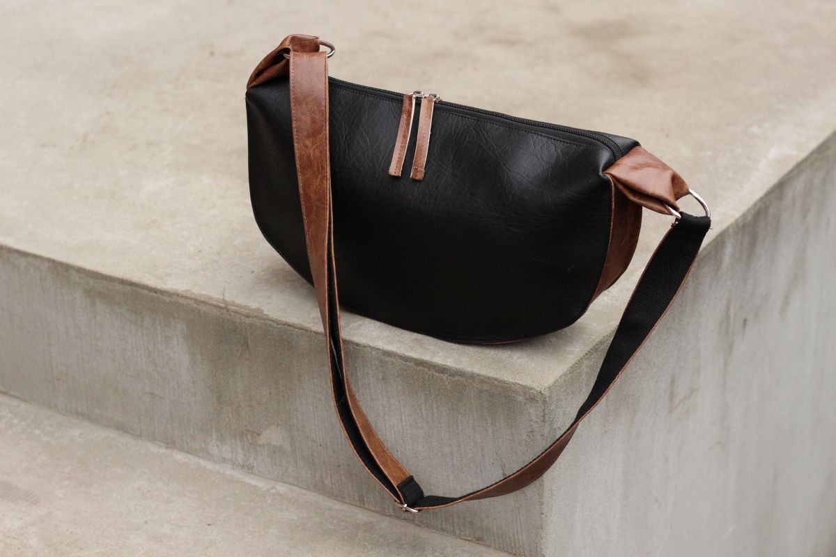 Pusmėnulio formos rankinė